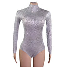 Body à manches longues avec strass argentés, idéal pour les fêtes et événements animés.