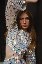 Zilveren mini feestjurk met pailletten en een stijlvol opengewerkt ontwerp.