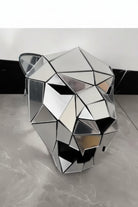 Máscara de tigre geométrica plateada con espejo, hecha de paneles de acrílico cortados con precisión, que reflejan la luz.