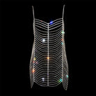 Vestido Plateado con Brillantes de Strass que presenta un deslumbrante diseño de strass y vibrantes reflejos de luz.