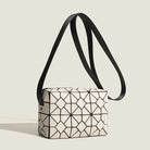 Bolso geométrico Stardust elegante con patrón geométrico único y correa elegante.