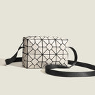 Bolso de mano Stardust Geométrico con un audaz patrón geométrico y un diseño elegante, perfecto para festivales.