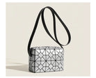 Bolso de mano Stardust Geométrico con un llamativo diseño geométrico y correa ajustable.