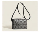 Bolso de mano geométrico Stardust en gris con un patrón geométrico único y una elegante correa para el hombro.