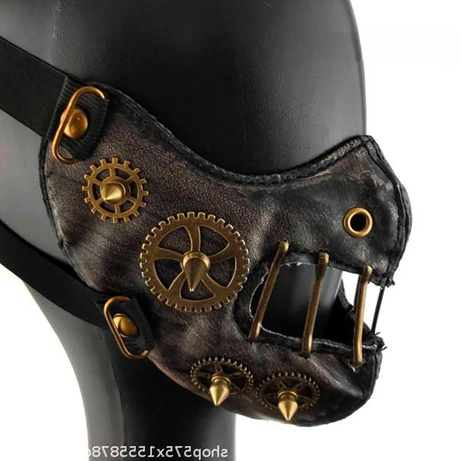 close-up leren steampunk gezichtsmasker met tandwielen en stekels op zwarte achtergrond