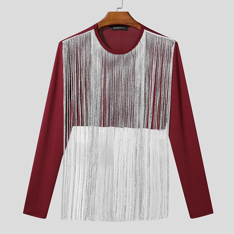 haut court à franges en rouge et blanc avec des détails de franges tombantes