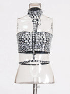 Rhinestone strapless top en korte set met sprankelende rhinestones en een strapless ontwerp.