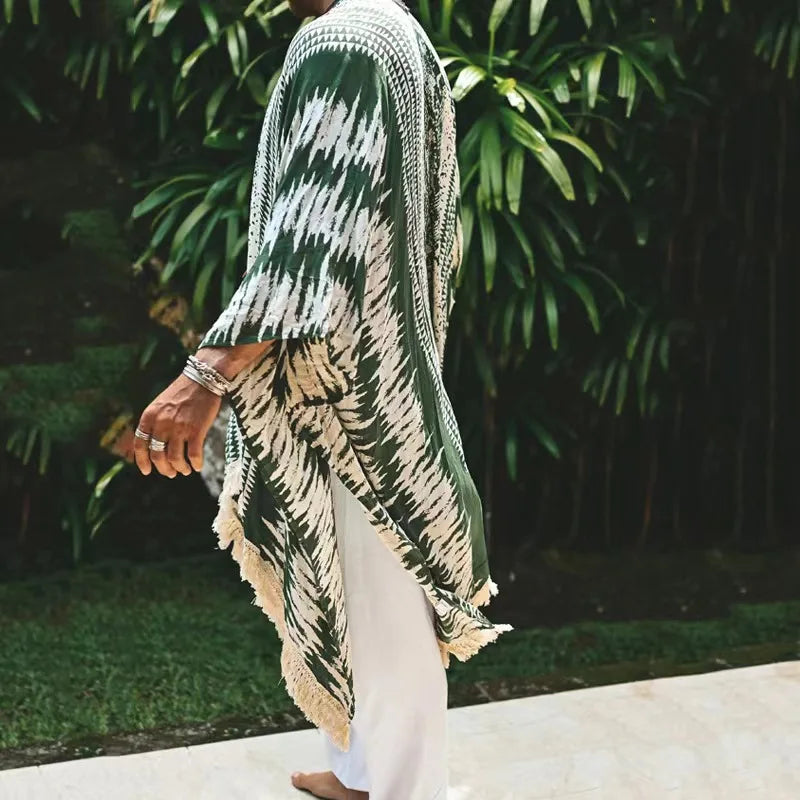 Kimono à franges vert Tulum, 100 % rayonne, avec motif à rayures vertes et crème et franges naturelles.