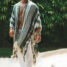 Kimono à franges vert Tulum, 100 % rayonne, avec rayures vertes et crème, bordure à franges, et manches 3/4.