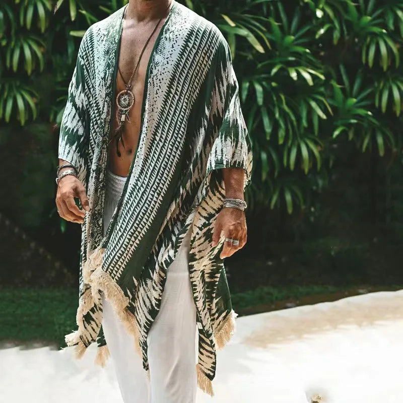 Kimono à franges vert Tulum, 100 % rayonne, avec rayures vertes et crème, bordure à franges, et manches 3/4.
