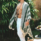 Kimono Tulum vert à franges en 100 % rayonne avec rayures vertes et crème, manches amples et bordure à franges.