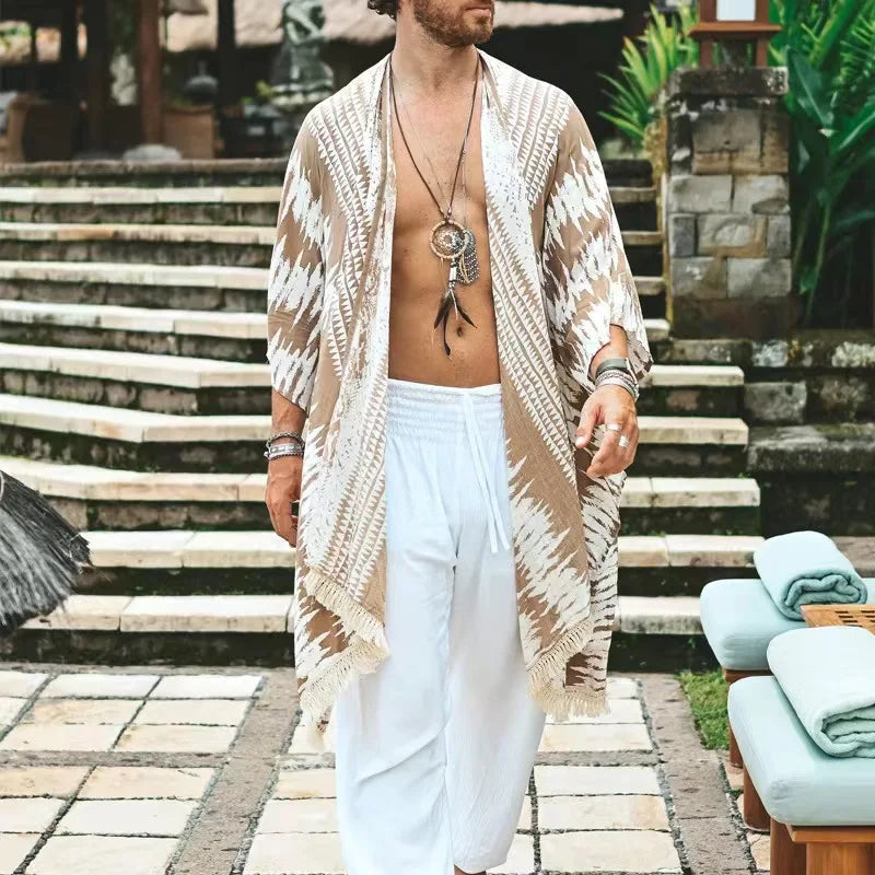 Kimono à franges sable de Tulum : kimono unisexe en rayonne avec motif rayé sable chaud et blanc, franges, et manches trois-quarts.