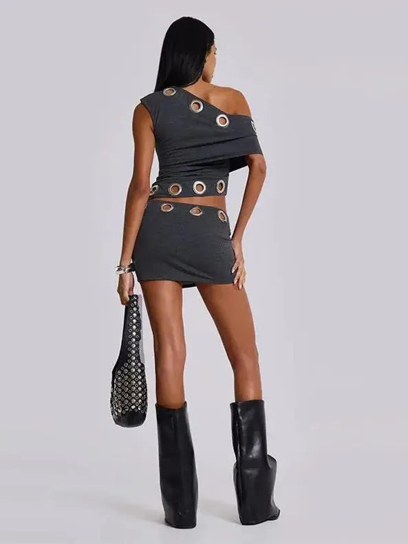 Zweiteiliges Off-Shoulder Crop-Top und Minirock-Set mit einem stilvollen grauen Design und auffälligen Details.