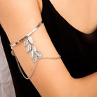 Modello che indossa un Bracciale per Braccio Superiore Argento a Foglia