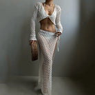 Conjunto sexy de top y falda de crochet en material blanco, mostrando un look moderno listo para festivales.