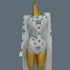 body blanc à franges en forme d'étoile vue de face avec perles, paillettes et franges dans un motif étincelant