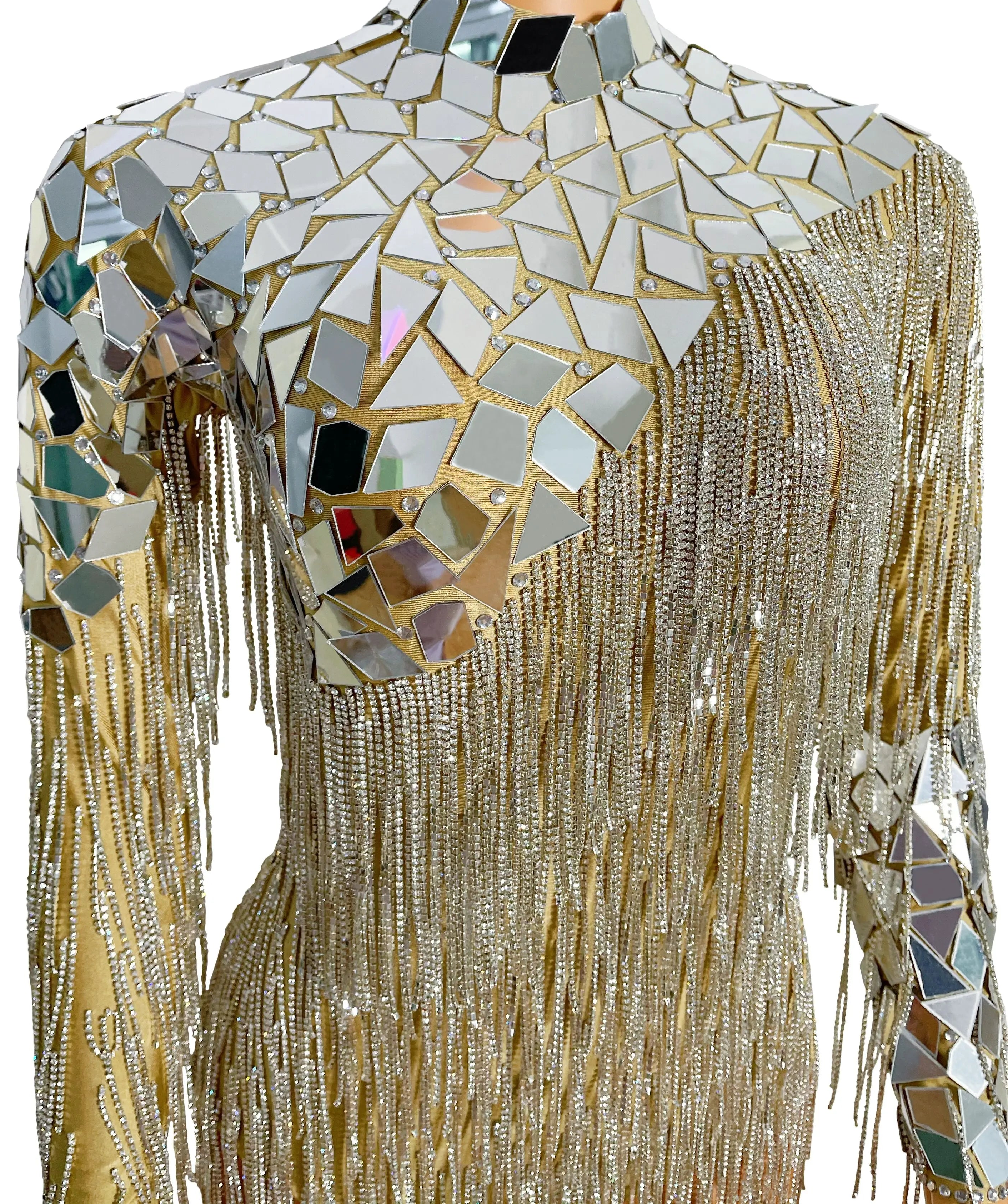 Presentando el Body sin Espalda con Cadena de Rhinestones Espejados y detalles deslumbrantes de espejos y flecos.