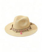 Sombrero de vaquero de playa en paja con banda decorativa y borlas para un estilo bohemio de festival.