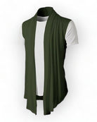 Boho-Stil ärmelloser Cardigan in Olivgrün, über einem weißen T-Shirt getragen, mit einem lässigen Schnitt.