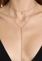 Collar elegante de cadena dorada con finas cadenas curb, con un elegante detalle doble colgante.