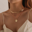 Collar de cadenas en capas en dorado, con un colgante llamativo, accesorio elegante para festivales.