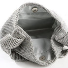Vista interior del bolso Diamond Knot con malla de diamantes brillante y cierre magnético.