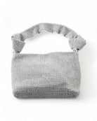 Bolso Diamond Knot con correa anudada fija y acabado de malla de diamantes brillante, perfecto para un estilo llamativo.