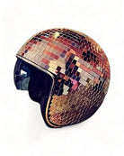 Casco a Sfera da Discoteca con Visiera Retrattile caratterizzato da una superficie riflettente abbagliante per festival.
