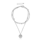 Collar de cadena en plata con cadenas en capas y un colgante decorativo para la moda de festivales.