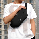 Bolsa de cintura impermeable Weixier mostrada en una persona que lleva una camiseta, diseñada para estilo y comodidad.